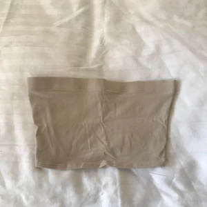 Helt ny beige tubtopp - Helt ny beige tub topp från H&m i sorlek S. Aldrig använd😇