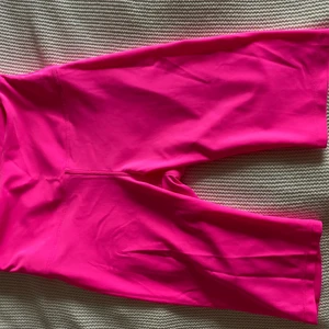 Röhnisch - Neon rosa cykelbyxa, aldrig använd. Snöre i mindja finns. Supersnygga. Storlek xs men passar min vän som är m också så dem anpassar sig. 