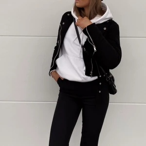 Läderjacka från Nelly  - Säljer denna snygga jacka från Nelly som tyvärr blivit för liten för mig, i nyskick då den inte används mycket