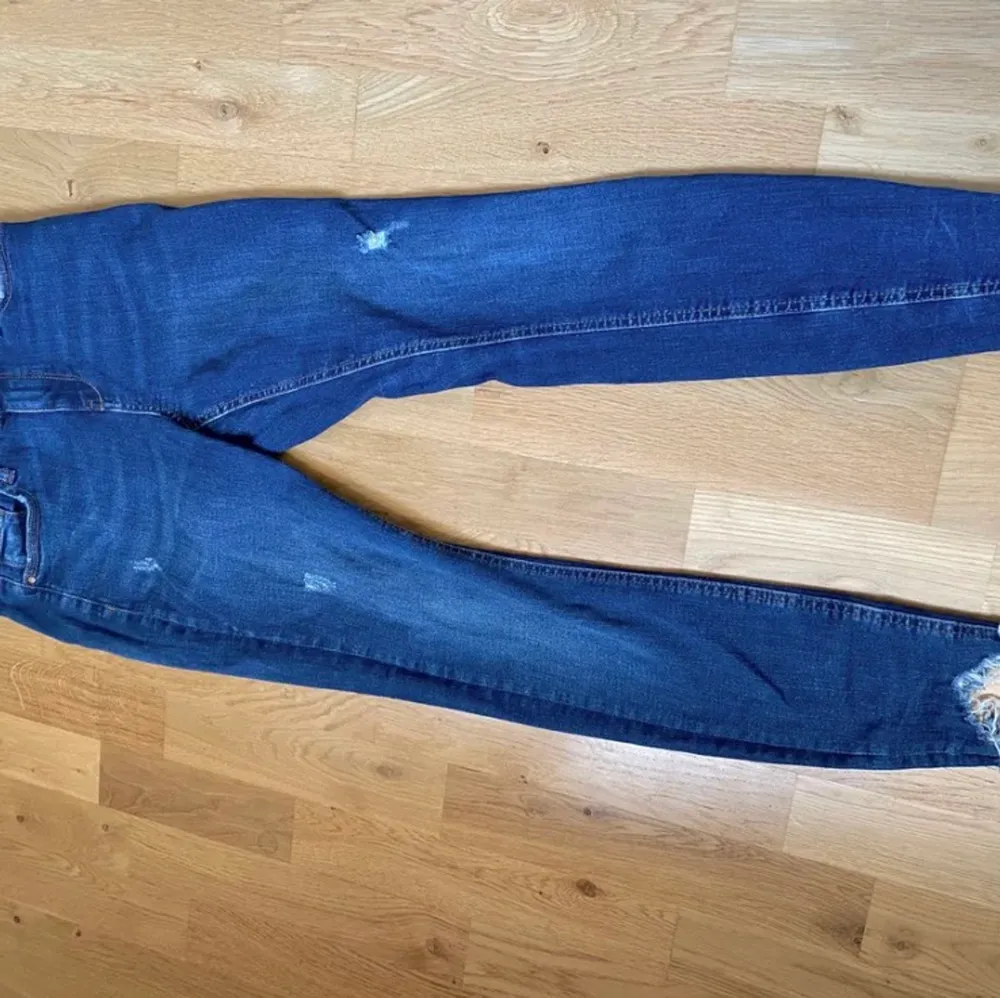 Storlek 38, den ljusblå 40. Säljer för 70kr per byxa, 3 för 2 eller 350 för alla 😊. Jeans & Byxor.