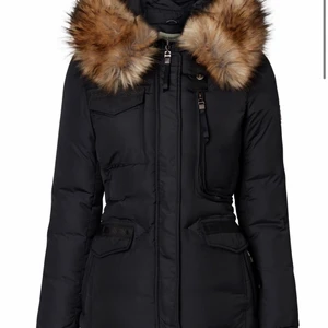 Hollies Roco Baroco Jacka - Nypris 2499 kr. Använd max 10 gånger, ser ut som nyskick. Storlek 38. Håller värmen bra. Funkar att mötas upp i Trollhättan/Göteborg/Lilla Edet. Kan fraktas också.