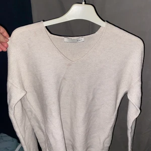 Ribbad tröja med lite vringning! - En sparsamt använd tröja, beige/vit! Jätte bekväm men tyvärr inte min strl.💗