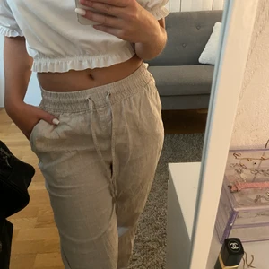Beiga linnebyxor  - Supersnygga och trendiga beiga linnebyxor i XS. De är från HM, där de är slutsålda💕Köparen står för fraktkostnaden på 62kr💗