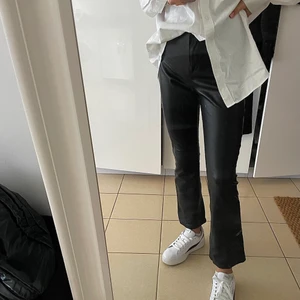 Skinnbyxor Zara bootcut - Byxor i stl S. Råkat skrapa bort lite färg på knappen, zooma in på bild nr 2!! Jag är 164 cm