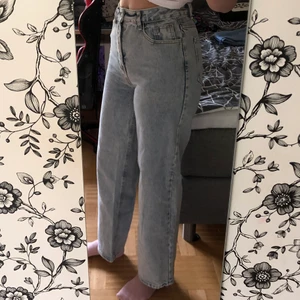 Jeans  - Baggy jeans, oanvända, lite tajta i höfterna på mig. Storlek M