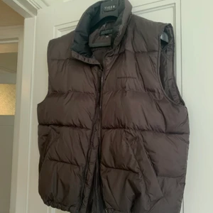 Brun trendig väst  - Säljer min snygga väst från North Brooks Sport, den är i gott skick förutom ett liitet hål på ryggen, se bild. Står ingen strl men uppskattar till att passa allt från S som vill ha oversize till en strl L. 