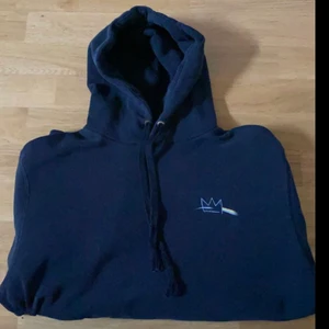 Hov1 Hoodie - Säljer min väl använda svarta hov1 hoodie då jag inte använder den längre. Bakom loggan på bröstet så är det ett pistolmärke (bild 2) som syns i solljus. Strl S men passar självklart någon som är XS/M. Snörerna är lite slitna men annars bra skick. Nypris: 600. Frakt på 29kr tillkommer