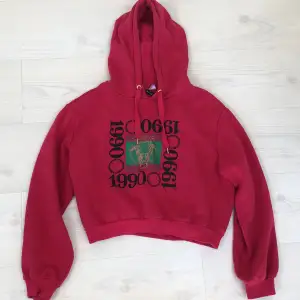 En croppad hoodie i fin färg med coolt tryck från H&M🌺. Tröjan är bekväm och funkar lika bra till vardags som till gymmet. Passar alla storlekar från XS-M.