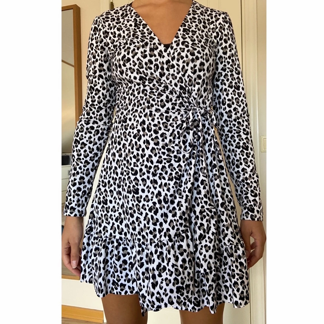 Svartvit leopardklänning