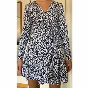Svartvit leopardklänning - Säljer denna snygga svartvita leopardklänning. Den har aldrig använts så den är som nyköpt!