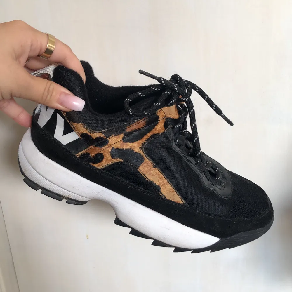 Snygga Donna Karan (DKNY) sneakers med leopard detalj på sidan är nu till salu stl 38.5. Använda vid fåtal tillfällen och i bra skick. OBS‼️ Köparen står för frakten, som ej är inkluderat i priset😊. Skor.