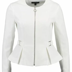 Blus/jacka från Dorothy Perkins - Supersnygg blus/jacka med detaljer i silver, aldrig använd då den inte passar min kroppsform. 