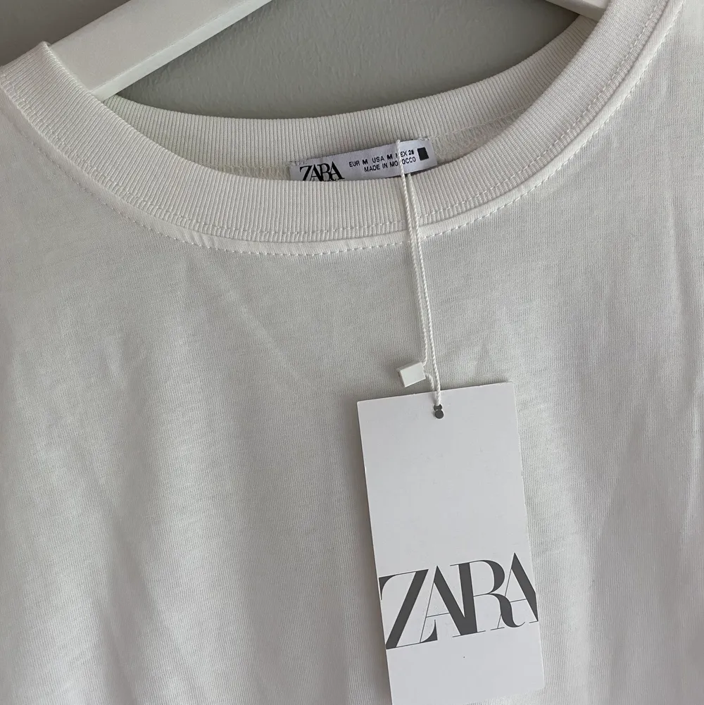 Helt ny osnvänd tröja från Zara Storlek M men passar mig dom har S💞. T-shirts.
