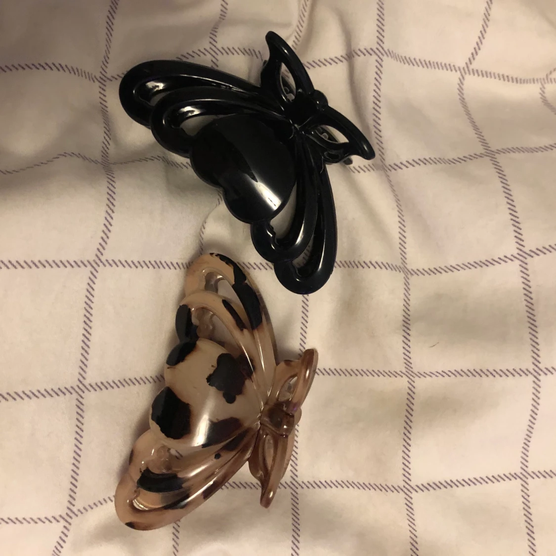 Två mellanstora hårklämmor