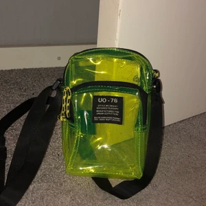 Urban outfitters väska - Liten axelremsväska från Urban outfitters i bra skick