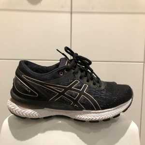 Asics Dam 36 - Svarta, storlek 36, knappt använda pga för liten storlek. 