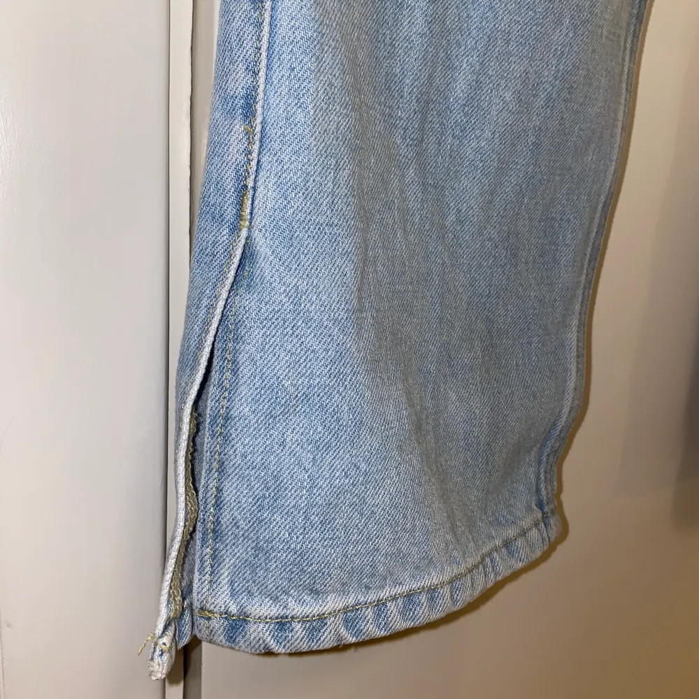 Rowe raw split jeans från weekday. Oanvända. Säljer pga fel strl. Strl. 25.. Jeans & Byxor.