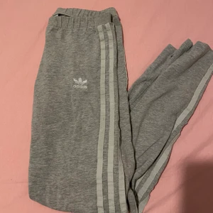 adidas leggins i ny skick - använd fåtal gånger 