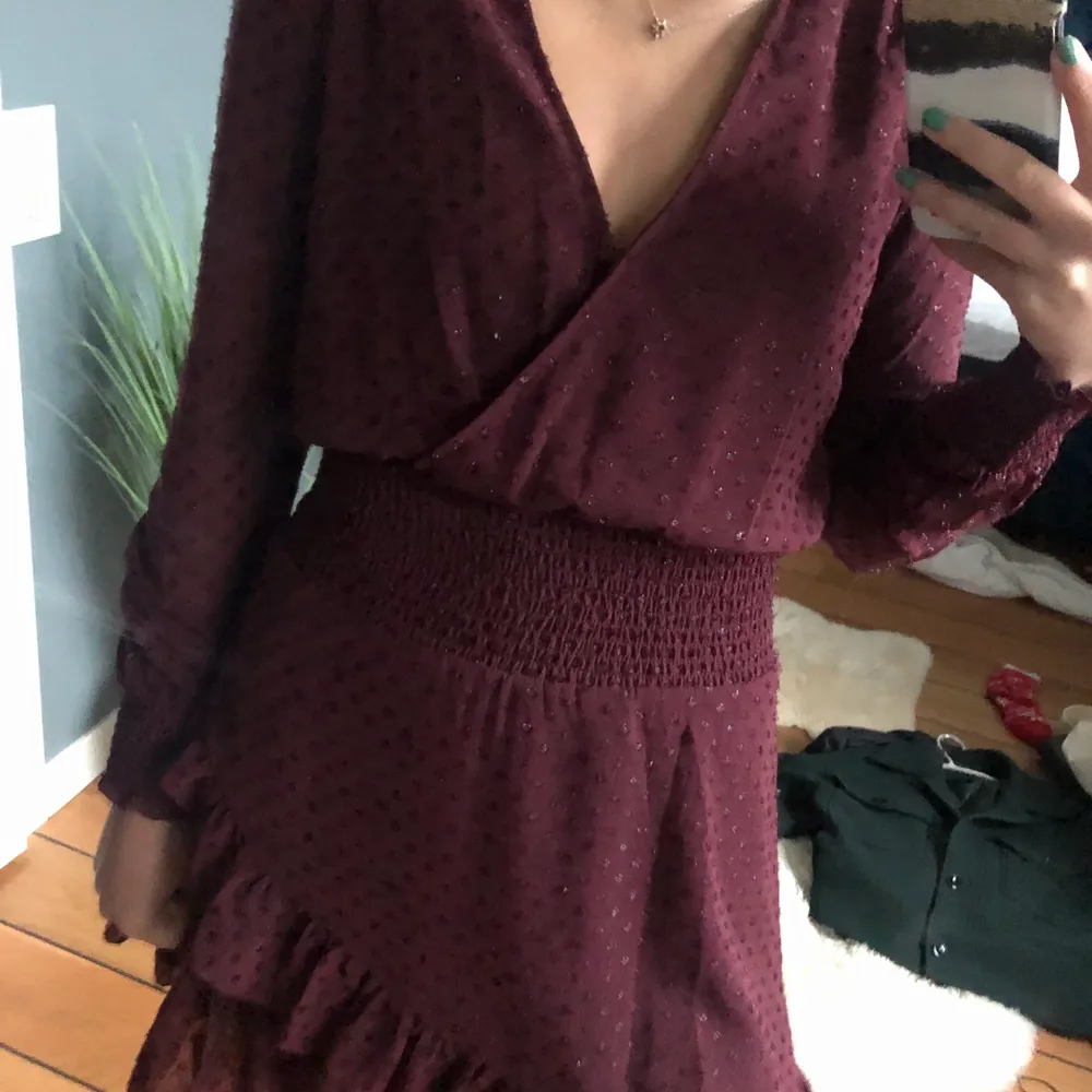En prickigglittrig vinröd klänning från MK i storlek S . Klänningar.