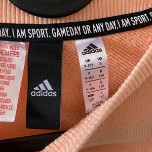 Adidas, Sweatshirt. - En aprikos färgad sweatshirt. Använt 2 gånger och ser ut som ny✨ passar en 9-10 åring. 