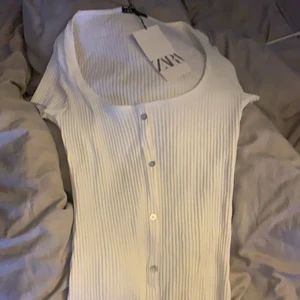 Zara klänning  - Vit klänning från zara, aldeig använd. Glömde skicka tillbaka den.