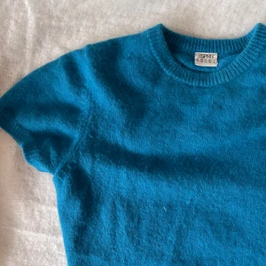 Stickad tröja  - Hej! Jag säljer en så cool finare stickad tröja från Esprit i Angora Rabbit Hair och ull, bra kvalite 🦋☁️☁️ 