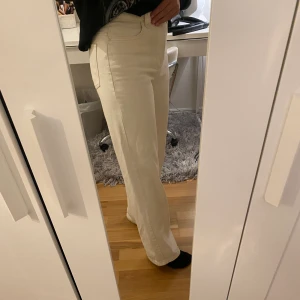 Vida jeans  - Beiga vida jeans som är använda max 5 gånger! Storlek 36 i midjan och längd 32. Säljer pga har ett par liknande jeans💕💕💕 jag är 170 cm