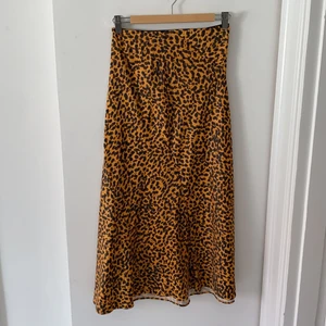 Superfin leopardkjol  - Kjol från märket &Other Stories. Strl 36, hög i midjan, går nedanför knäna. Använd endast gång!