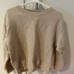 Champion college tröja - Beige college tröja som är 10 yr/ 140 i barn storlek. Passar mig som är xs men däremot kort i ärmarna. 