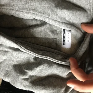 Noisy may hoodie - Noisy may hoodie, grå. Fodrad. Står be noisy i luvan. Storlek S. Pris: 110kr OBS: Vet ej om den väger under 1 eller 2 kg så satte den på 2kg spårbart, kan väga senare men fraktkostnaden kan alltså vara billigare (66kr 1kg spårbart postnord, 99kr=2kg). Betalnign via swish, går att häntas och skickas med post, köpare står för frakt, jag står ej för om den kommrr bort i posten. Säljer också flera kläder i storlek xs-L i min profil 💕