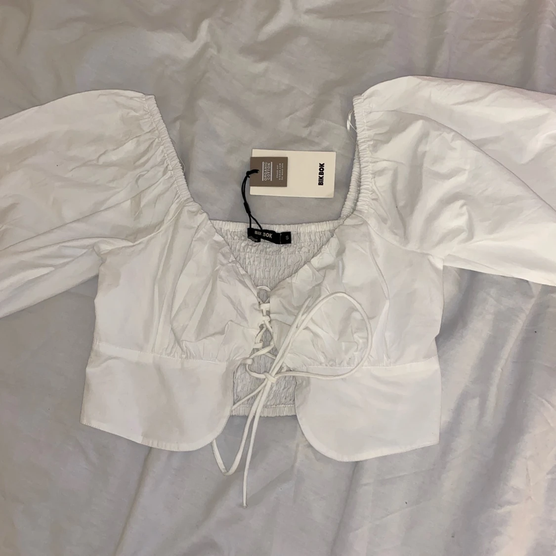 Helt ny vitt blus från Bikbok - 90