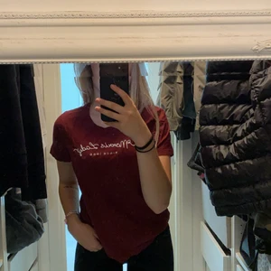 Morris tröja storlek m - Säljer en vinröd T-shirt 