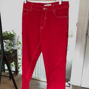 Ett par knallröda jeans som är ascoola! Bilderna är lite mörka men dem är klar röda! Verkligen måste i höst garderoben! Köpare står för frakten 