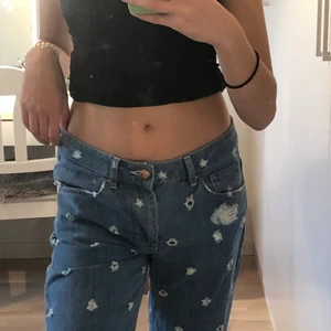 Jeans - Coola jeans med små slitningar. Något oversized på mig som har S. Fint skick💙💙  Säljer då de tyvärr är för korta på mig som är 175. 