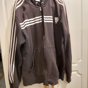 Adidas huvtröja i storleken XL - Den är lite urtvättad så den är blekt. Storlek XL