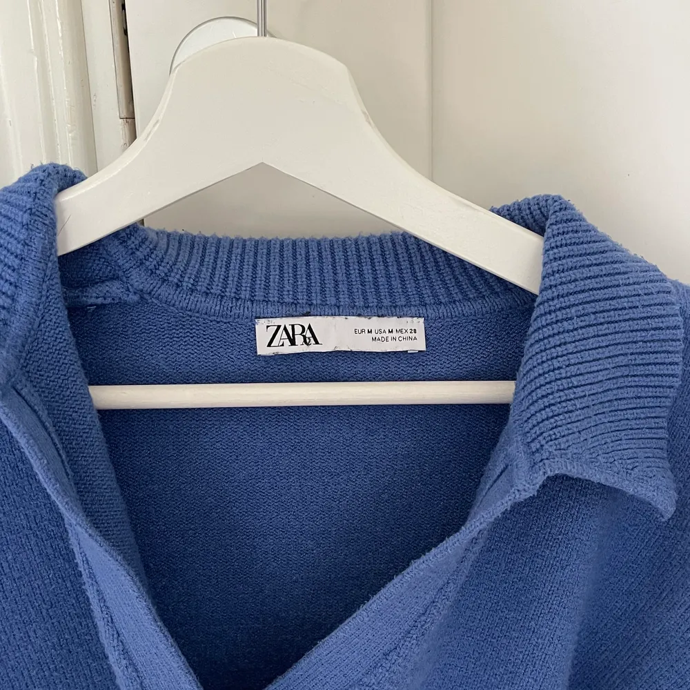 En blå Stickad jätte snygg tröja från Zara💙Slutsåld! Säljer bara vid bra bud! 🤍Budgivningen börjar på (180kr) Sista bilden är Lånad!. Toppar.