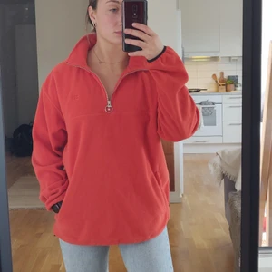 Oversize fleece tröja från Carlings - En fin och enkel fleece tröja från Carlings, bra skick! Köp direkt för 200 kr + frakt! 