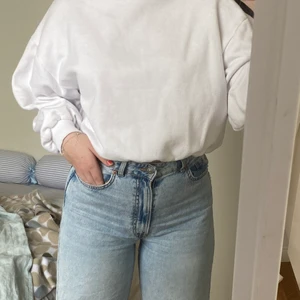 sweatshirt  - vit sweatshirt från zara! storlek xs. använd fåtal ggr så i väldigt bra skick! skriv privat för fler bilder 💕