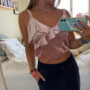 Rosa topp - Säljer denna festliga topp från mango💕 Tyget är stretchigt så den sitter som en S!