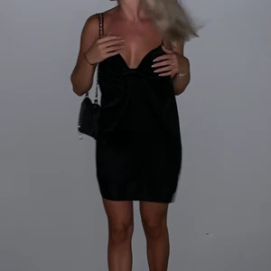 Klänning - Egentligen ett nattlinne från Victoria secret i satinmaterial men har använts av mig som klänning, superfin och skön verkligen varit en favorit men kommer tyvärr inte till användning längre. Storlek M men passar mig som är xs/s och 1.60 lång🥰