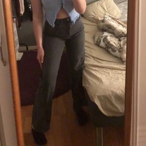 Jeans  - Säljer mina wide jeans pågrund av att jag inte använder dom längre. Bra skick, och köpta i vintras på H&M.