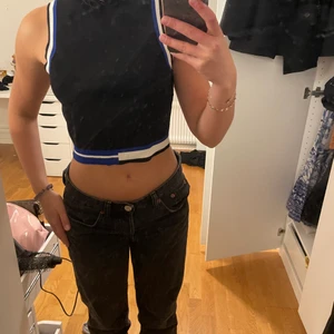 Zara topp - Snygg topp från. Den har super snygga blåa och vita detaljer. Den är ribbad och är i storlek S och kommer ifårn Zara. Toppen är i gott sick🥰🥰 skriv vid intresse