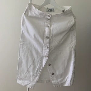Vit längre kjol stlk 36 från Chiquelle  - Vit lite längre jeanskjol med knappar framtill från hemsidan Chiquelle.  Storlek: 36.  Pris: 70 + 66kr med frakt.  100% pam. Skrynklig på bild men blir sååå fin efter en strykning. Styrker den givetvis innan köp. Inget att anmärka på för övrigt. 
