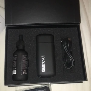 Tan revel - Fick hem mitt startkit idag från tan revel men säljer för att jag ångrar köpet. Färgen är i luxury dark, det medföljer också ett hårband🥰 köptes för 799kr men säljer för 550kr!OANVÄND