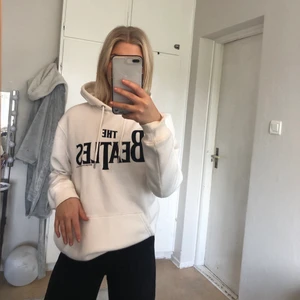 Storlek S - Vit hoodie med tryck, köparen står för frakten