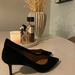 Klackar - Ett par svarta klackar från H&M