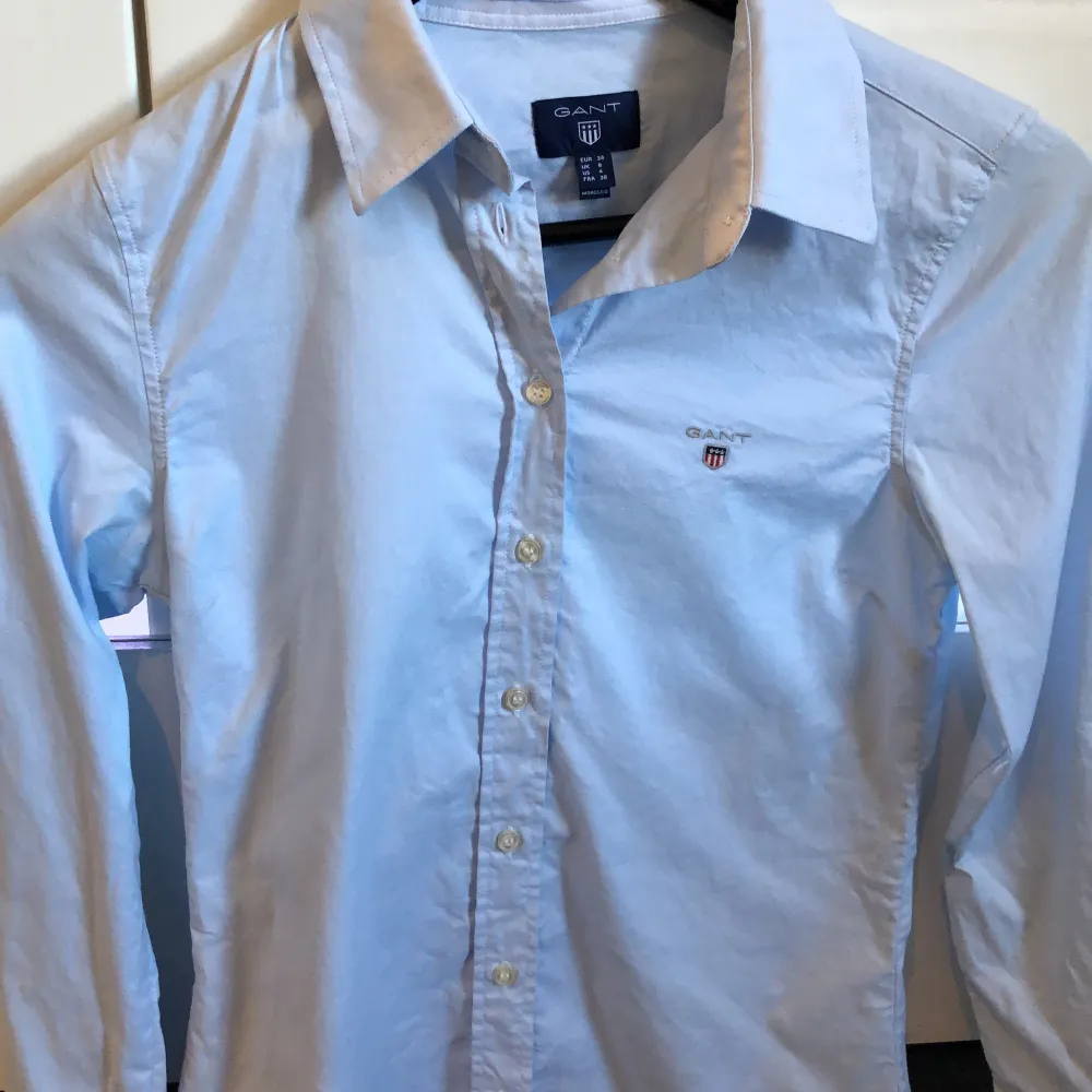 Gant oxfordskjorta i färgen light blue. I nyskick inget slitage. Använd 1 gång. Storlek 34. Ord pris 999:- mitt pris 500:-. Skjortor.