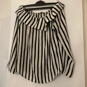 Off shoulder blus  - Man kan ha den som off shoulder och vanligt, använd en gång. Strl xs från Gina tricot 