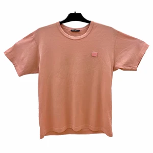 Acne Studios T-shirt - En t-shirt från Acne Studios i storlek S som jag köpte under vintern i Acnes egna butik här i Stockholm. Jag har inte haft på mig den många gånger och därför är den nästan i nyskick. Om du vill se hur den sitter på mig är der bara att skriva! Jag kan frakta och mötas upp i Stockholm.