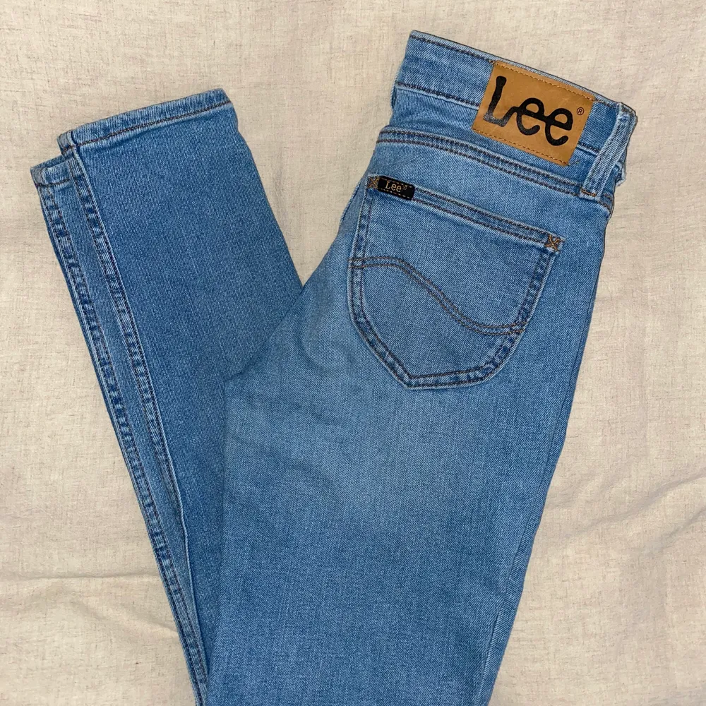 Super snygga lee jeans modell Scarlett W27 L31. Modellen är lågmidjad och tajt. Jeansen har inga fläckar och har bara används ett fåtal gånger💓 (Har även ett par likadana i stolek W26 L31 som jag även säljer) . Jeans & Byxor.